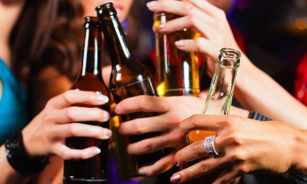 Adolescenti: in calo il consumo di alcol