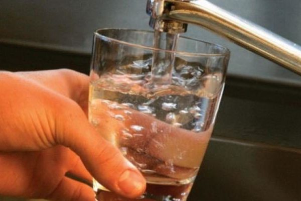 Bere acqua per diminuire l'apporto calorico