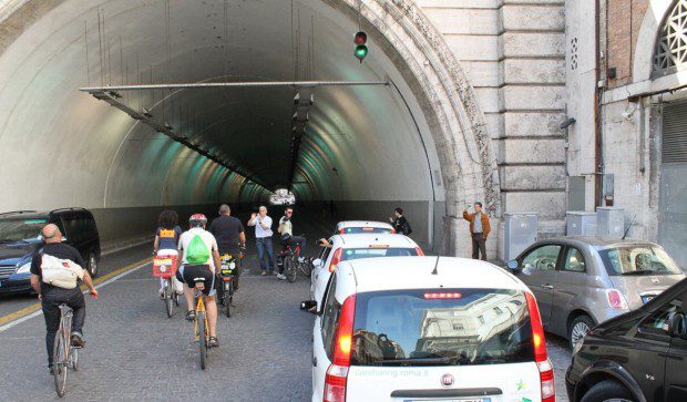 Biciclette contro macchine a motore