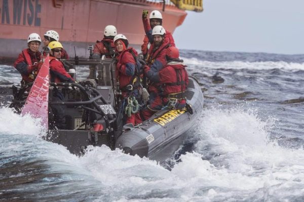 DOPO UNA SETTIMANA I SEI ATTIVISTI GREENPEACE LASCIANO LA PIATTAFORMA PETROLIFERA