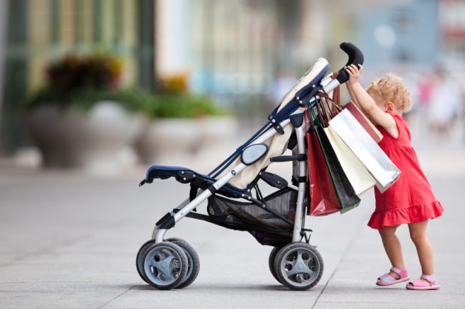 Fare shopping con i figli fa contenti i genitori