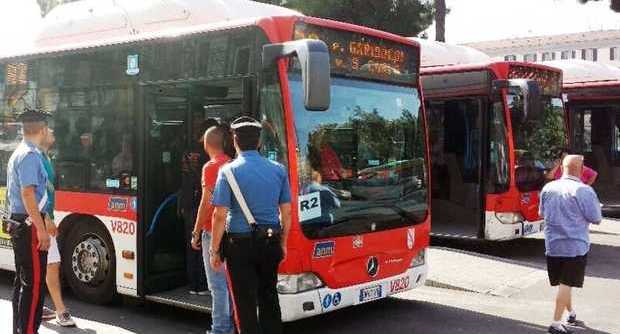 I CARABINIERI CONTROLLORI SUGLI AUTOBUS