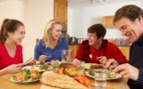 I pasti in famiglia aiutano gli adolescenti
