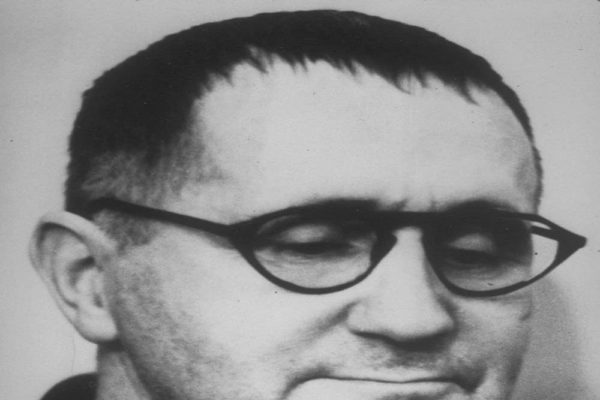 Interviste impossibili: oggi ci è venuto a trovare il fantasma di Bertolt Brecht