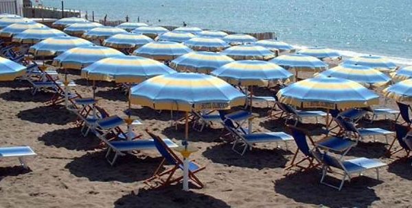 L'UE contro le proroghe balneari ed è subito polemica