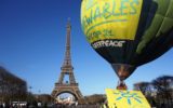 Mongolfiera di Greenpeace sulla Torre Eiffel