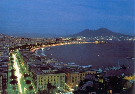 NAPOLI: DIETRO LA CARTOLINA