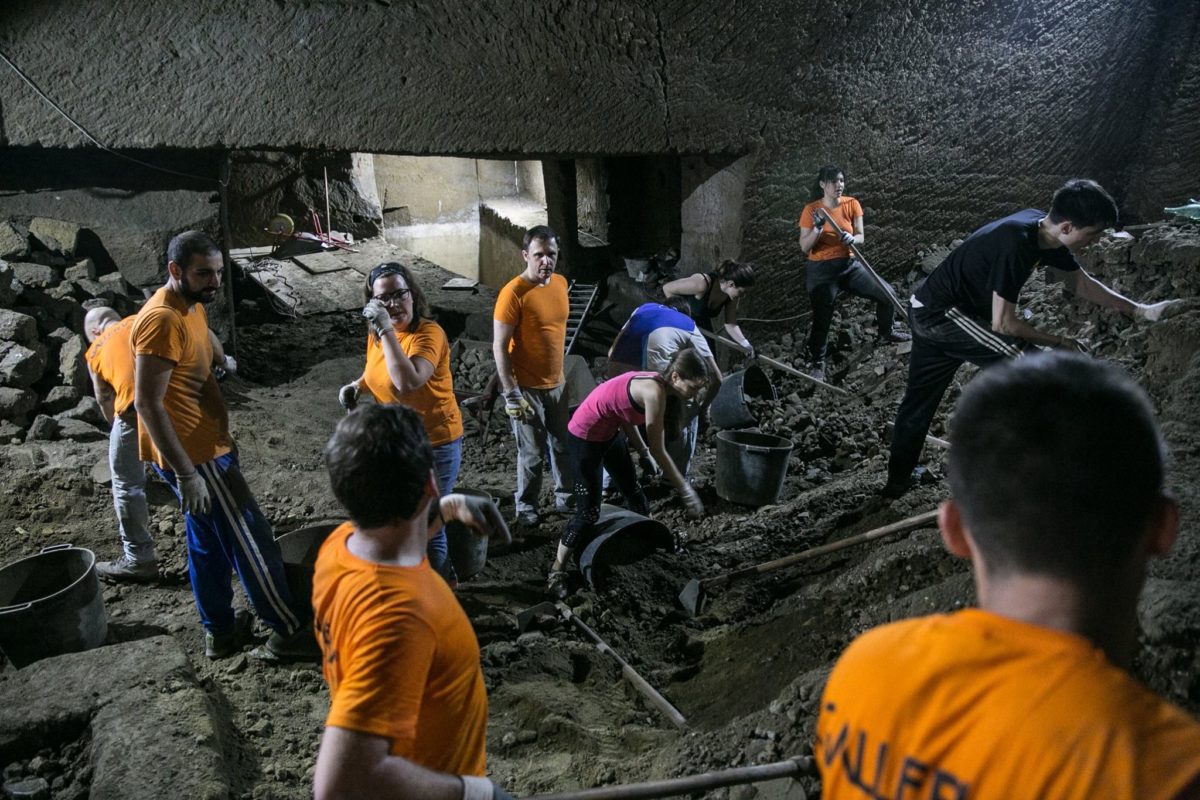 Napoli: nella Galleria Borbonica ritrovati i resti di una bomba chimica americana