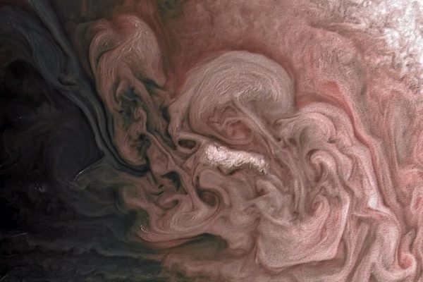 Sfumature rosa su Giove