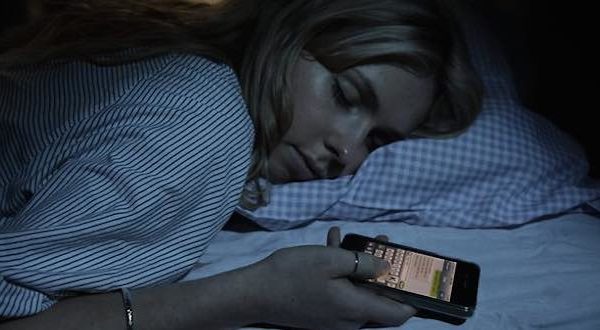 Smartphone o tablet a letto: pessima idea