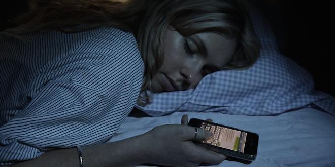 Smartphone o tablet a letto: pessima idea