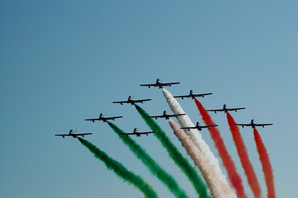 Frecce tricolori in volo sull'Italia