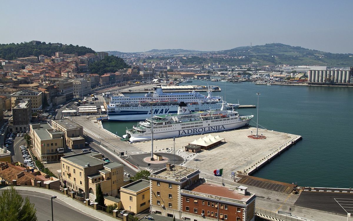 grande incendio al porto di Ancona