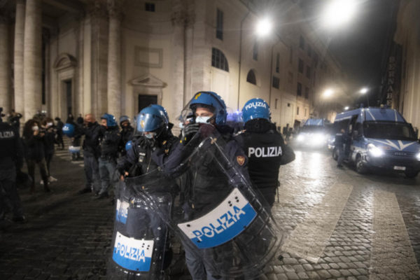 proteste violente napoli roma