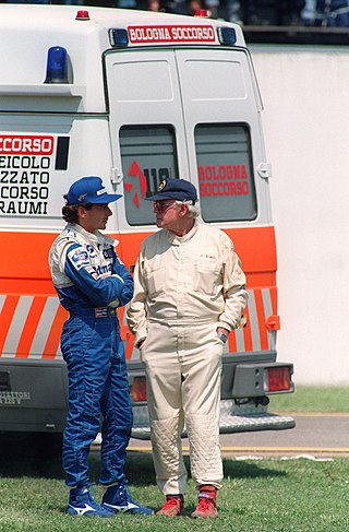 Il pilota brasiliano Ayrton Senna e il medico della Formula 1 Sidney Watkins, dopo l'incidente mortale di Roland Ratzenberger a Imola, sabato 30 aprile 1994.