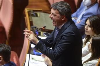 Renzi: "In manovra norma contro di me". Romeo (Lega): "Non ha tutti i torti, ed è un eufemismo"