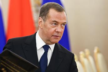 Ucraina, la spy story sui missili tedeschi. Medvedev: "Germania prepara attacco a Russia"