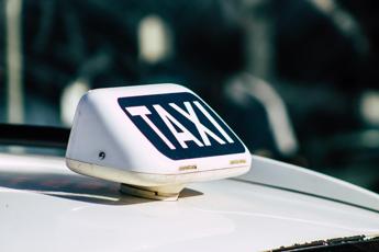 Roma, taxi triplica tariffa a turisti: arriva maxi multa