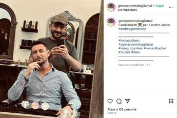 Andrea Giambruno taglia il ciuffo, la foto dal barbiere