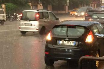 Maltempo, bomba d'acqua su Roma: raffiche di vento e allagamenti nella zona nord