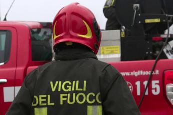 Massa Carrara, elicottero precipita al confine con Liguria e prende fuoco