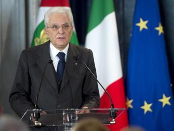 Mattarella: "Sostegno ai giovani ricercatori, devono poter tornare in Italia"