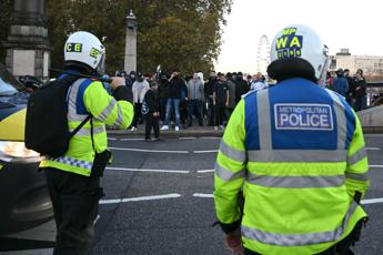 Londra, scontri tra estremisti di destra e polizia a marcia pro Palestina: oltre 100 arresti