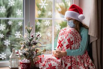 Covid e influenza, picco di contagi a Natale. I medici: "Evitare baci e abbracci"