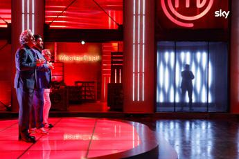 Masterchef 13, prima puntata: il giudice ombra e gli 11 cuochi amatoriali