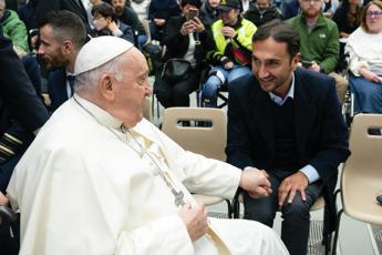 Scultura, l'artista iraniano Howtan Re dona a Papa Francesco il suo Cristo col piercing