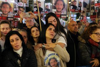 Ostaggi israeliani di Hamas, manifestazione dei familiari a cento giorni di prigionia