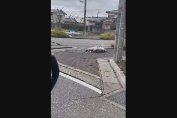 Sisma Giappone, auto all'incrocio e la strada si alza