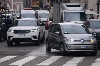 Allarme smog Milano e Lombardia, da domani nuove misure: traffico e riscaldamento, le regole