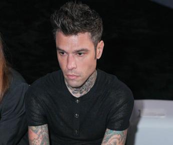 Fedez in prima fila dall'amica Donatella Versace: "Mi è molto vicina"