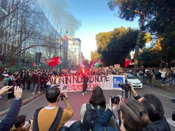 Roma, 700 studenti davanti sede Rai: "Stop propaganda sionista"