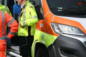 Roma, rider tenta di bloccare auto lasciata senza freno a mano ma viene travolto e ucciso