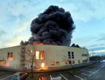 Trucazzano, incendio quasi circoscritto: timori per la densa colonna di fumo