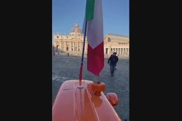 La protesta degli agricoltori arriva con un trattore a Piazza San Pietro per l'Angelus di Papa Francesco in programma oggi, 18 febbraio 2024