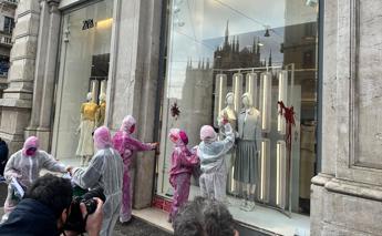 8 marzo, corteo studenti a Milano: imbrattate vetrine negozi