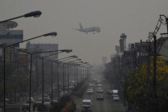 Bimba di Roma si sente male su aereo per Thailandia: "Deve essere operata". Famiglia vuole riportarla in Italia