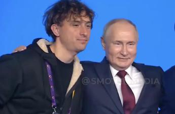 "Facciamo un selfie?", l’italiano e la foto con Putin a Sochi