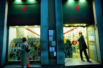 Feltrinelli 'nasconde' Vannacci, nei negozi 'Il coraggio vince' solo su richiesta