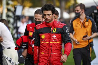 Ferrari, Carlos Sainz operato per appendicite: salta il Gp Arabia Saudita