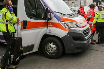 Incidenti, salta corsia e si scontra con 3 auto: morta una donna