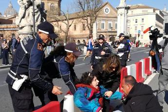 Maratona di Roma, blitz di Ultima Generazione su ponte Vittorio Emanuele II