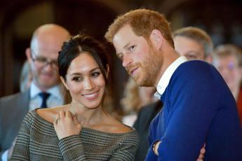 Royal Family e la foto ritoccata, "gaffe di Kate occasione d'oro per Harry e Meghan"