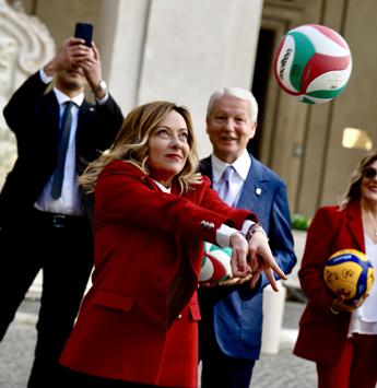 Meloni gioca con pallavoliste a Palazzo Chigi: "Schiaccia 7 come in spiaggia"