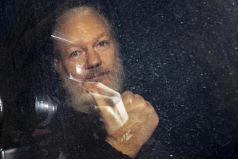 Assange potrà fare appello contro l'estradizione in Usa: la decisione dell'Alta Corte britannica