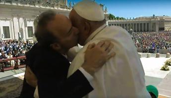 Benigni show in piazza San Pietro, bacia il Papa poi invoca la pace: "La guerra deve finire"