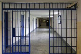 Detenuto appicca incendio in carcere Biella, intossicato lui e due agenti penitenziari